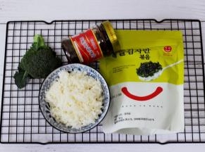 现在准备做饭团的食材，米饭蒸熟后盛到碗里备用。