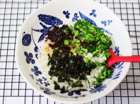 所有的食材都备齐后，因为海青菜碎和花椒芽酱里都有盐分，所以饭团里我就没有放盐，口味重的亲可以适量增加盐。