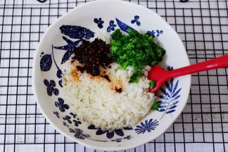 再加入用刀切碎的西兰花。