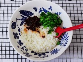 再加入用刀切碎的西兰花。