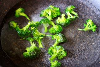 西兰花用手撕成小块，锅中倒入适量的清水，加入少许的盐，把西兰花焯水备用。