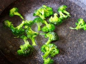 西兰花用手撕成小块，锅中倒入适量的清水，加入少许的盐，把西兰花焯水备用。