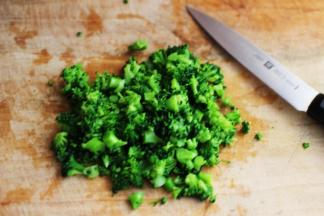 焯好的西兰花用刀切成碎末。