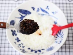 用勺子挖一勺子花椒芽酱，如果没有可以放老干妈辣酱也是不错的，我个人还是喜欢这个花椒芽酱。