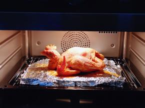 将蒸烤箱200°预热6分钟，烤盘放入烤箱底层！（记得下面放一个烤盘哈，鸡经过高温烘烤后的油脂滴落在烤盘上，这样烤箱易清洗）