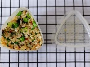 把搅拌好的米饭放入模具里，没有模具可以用手搓成圆球是一样的哈。