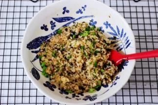 把所有的食材用硅胶铲搅拌均匀即可。