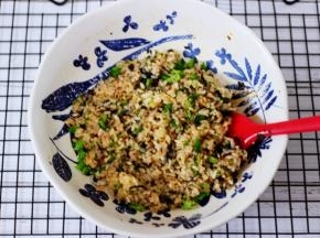 把所有的食材用硅胶铲搅拌均匀即可。