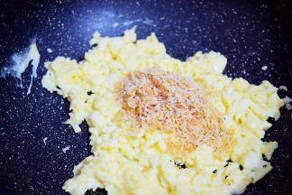 放入虾米翻炒均匀