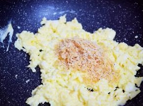 放入虾米翻炒均匀
