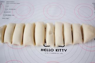 把揉好的面团取出来揉成长条，再均匀的分成小面团