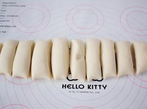 把揉好的面团取出来揉成长条，再均匀的分成小面团