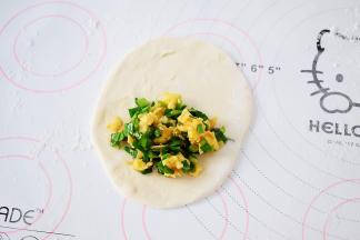 把韭菜鸡蛋馅放入面皮的一边，可以多放一点，这样做出来才皮薄馅多，特好吃