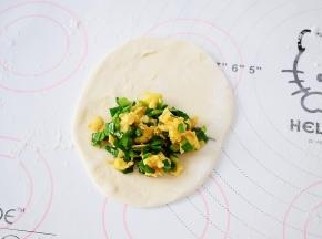 把韭菜鸡蛋馅放入面皮的一边，可以多放一点，这样做出来才皮薄馅多，特好吃