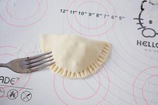 再将面片对折，然后用叉子在边缘按一圈，这样既好看又收紧口了，特别方便