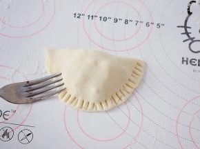 再将面片对折，然后用叉子在边缘按一圈，这样既好看又收紧口了，特别方便