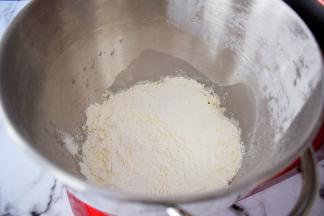 把温水和面粉全倒入海氏厨师机桶中