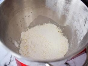 把温水和面粉全倒入海氏厨师机桶中