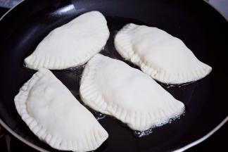 锅中倒入适量的食用油烧热，放入包好的韭菜盒子