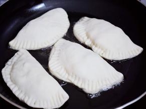 锅中倒入适量的食用油烧热，放入包好的韭菜盒子