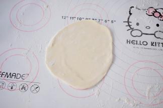 把小面团擀薄，厚薄要均匀，不要太厚了，不然做出来的韭菜盒子不好吃