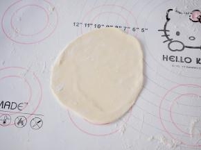 把小面团擀薄，厚薄要均匀，不要太厚了，不然做出来的韭菜盒子不好吃