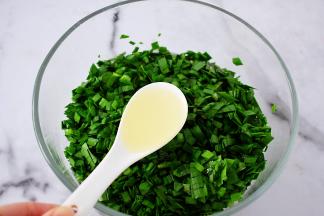韭菜先加入2汤匙食用油拌匀