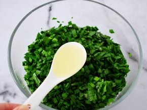 韭菜先加入2汤匙食用油拌匀