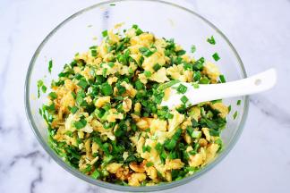 拌匀，这样就做成韭菜鸡蛋馅了