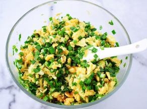 拌匀，这样就做成韭菜鸡蛋馅了