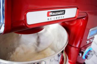 再开1档慢速揉至成团，再开2档高速揉至面团光滑