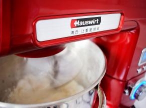 再开1档慢速揉至成团，再开2档高速揉至面团光滑