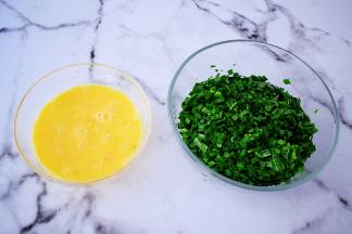 在厨师机揉面的期间，先把鸡蛋打散，韭菜洗净切成末