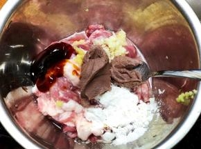 肉片中加入虾酱及所有辅料。