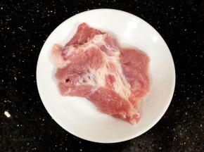 肉洗净切片。