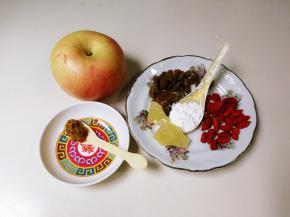 准备好食材：苹果，枸杞，葡萄干，荸荠粉，冰糖，腌制的桂花