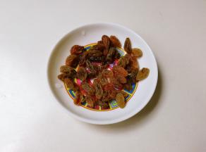 葡萄干洗净沥掉水