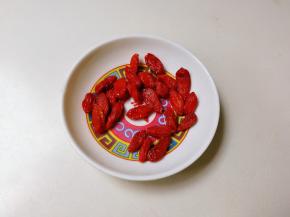 枸杞洗净沥掉水