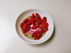 枸杞洗净沥掉水