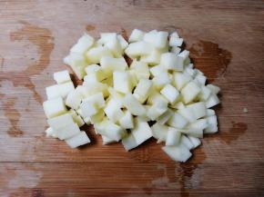 苹果削去皮切成丁
