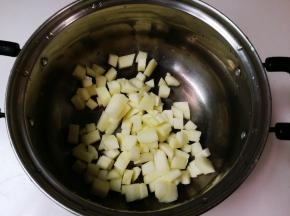 锅中放入苹果丁
