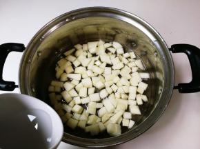 放入适量清水烧开