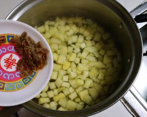 放入葡萄干烧开，至冰糖融化