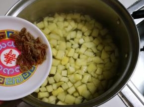 放入葡萄干烧开，至冰糖融化