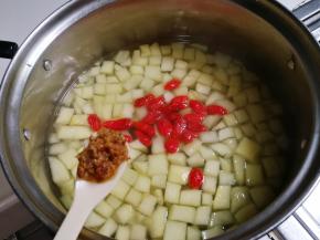 放入腌制的桂花烧开