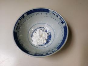 荸荠粉放入碗中