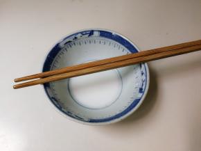 放入两勺清水搅匀