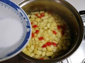 将荸荠粉慢慢淋入锅中，一边淋一边用勺子划圈搅匀烧开