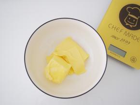 黄油切成小块，室温软化。