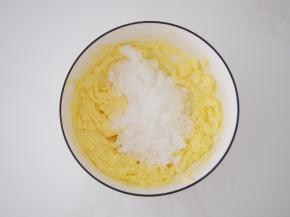 加入细砂糖，打发至微微膨胀。